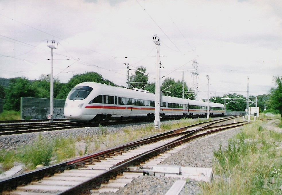 Die ersten Fahrten der BR 605 fanden im Mai 2003 auf der Sachsenmagistrale statt, hier bei der Ausfahrt aus dem Bhf.-Wstenbrand.
Scann. Kamera EXA 1b