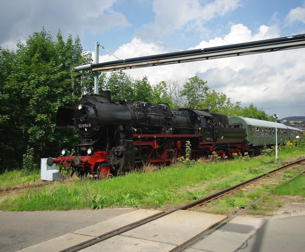 Die ersten Gste treffen ein: 52 8154-8 bringt den Sdz aus Leipzig nach Meiningen zu den 16. Meininger Damploktagen am 04.09.2010.