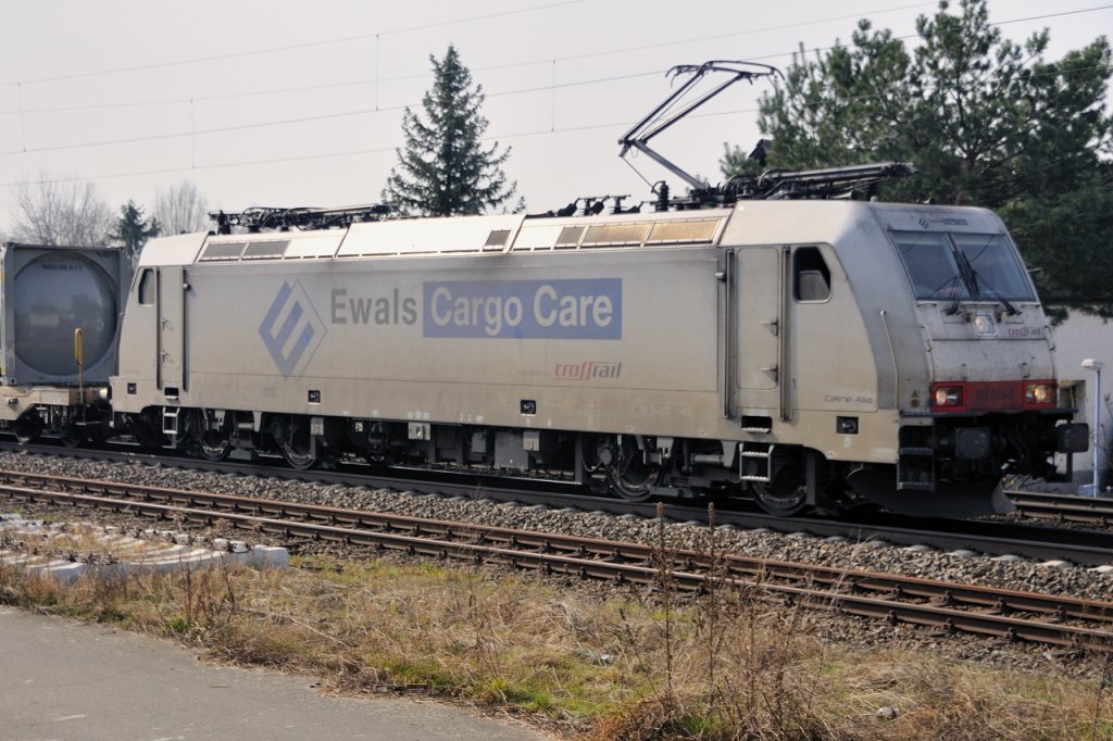 Die ersten Sonnenstrahlen... und nicht nur diese zauberten dem Fotografen ein Lcheln ins Gesicht, sondern auch die im Auftrag von Crossrail fr EWALS Cargo Care verkehrende 185 581-6, getauft auf den Namen Celine Alja. (Zwingenberg, 12.03.2011).