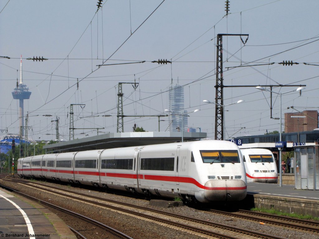 Die Ersten werden die Letzten sein. Nachdem die beiden ICE Z�ge aus Berlin in Hamm geteilt wurden, treffen sie sich in K�ln Deutz wieder. Der hintere Zugteil, der im Bild vorne auf Gleis 7 steht und �ber Hagen und Wuppertal fuhr, hat sich knapp 30 Minuten Versp�tung eingefahren. Jetzt f�hrt allerdings erst der vorderen Zugteil, im Bild der hintere auf Gleis 8, der �ber Dortmund, Duisburg und D�sseldorf nach K�ln fuhr, auf die Hohenzollernbr�cke. Juli 2012
