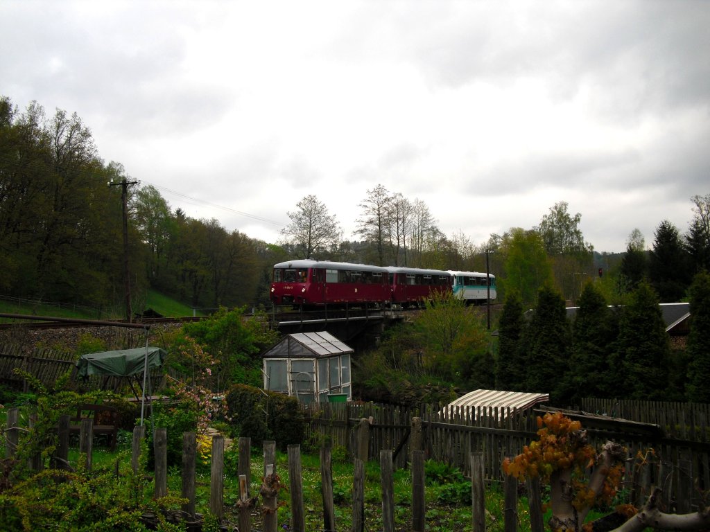 Die Erzgebirgische Aussichtsbahn (171 056-5, 972 711-0 und 772 312-5) war am 16.05.10 wieder unterwegs. Hier bei der Ausfahrt in Raschau.