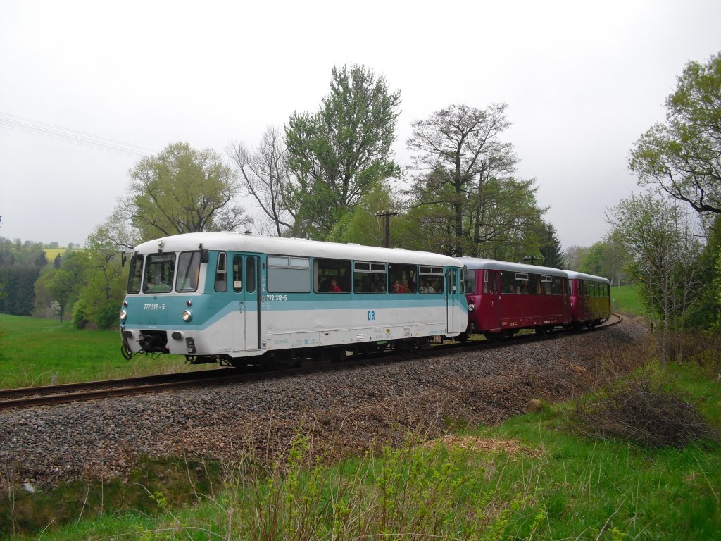 Die Erzgebirgische Aussichtsbahn (772 312-5, 972 711-0 und 171 056-5) war am 16.05.10 wieder unterwegs. Hier bei der Einfahrt in Walthersdorf.

