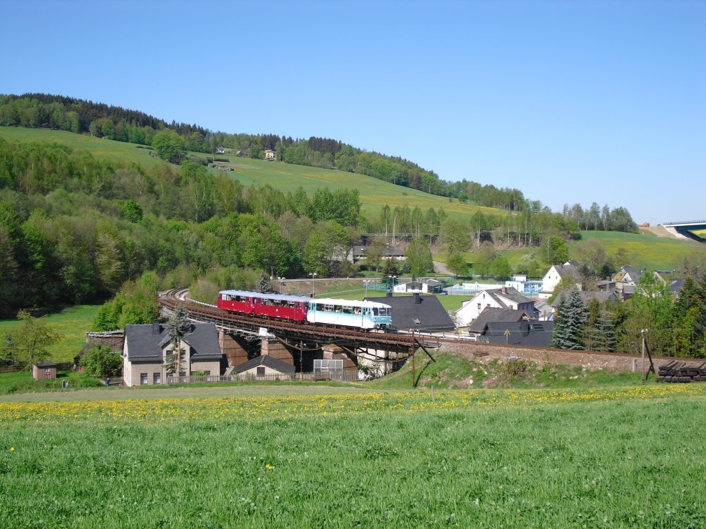 Die Erzgebirgische Aussichtsbahn (772 312-5, 972 711-0 und 171 056-5) war am 08.05.11 wieder unterwegs. Hier in Markersbach Richtung Scheibenberg.  

