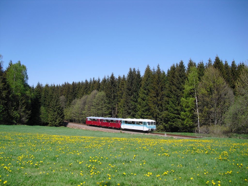 Die Erzgebirgische Aussichtsbahn (772 312-5, 972 711-0 und 171 056-5) war am 08.05.11 wieder unterwegs. Hier kurz vor Scheibenberg. 

