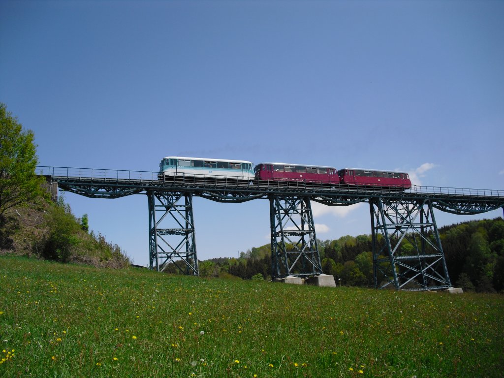 Die Erzgebirgische Aussichtsbahn (772 312-5, 972 711-0 und 171 056-5) war am 08.05.11 wieder unterwegs. Hier auf dem Markersbacherviadukt von Markersbach nach Scheibenberg. 

