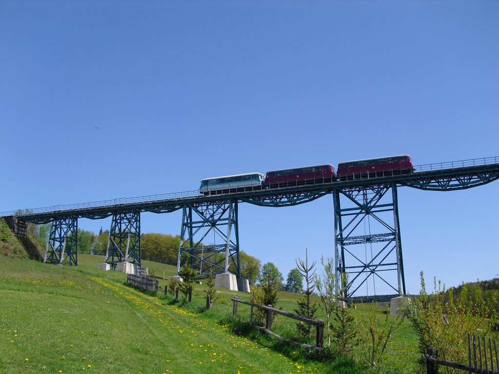 Die Erzgebirgische Aussichtsbahn (772 312-5, 972 711-0 und 171 056-5) war am 08.05.11 wieder unterwegs. Hier auf dem Markersbacherviadukt von Markersbach nach Scheibenberg. 