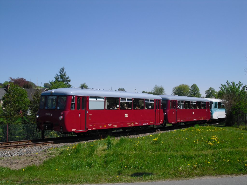 Die Erzgebirgische Aussichtsbahn (772 312-5, 972 711-0 und 171 056-5) war am 08.05.11 wieder unterwegs. Hier zusehen in Raschau.