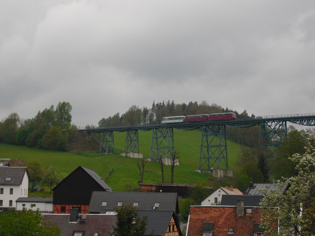 Die Erzgebirgische Aussichtsbahn (772 312-5, 972 711-0 und 171 056-5) war am 16.05.10 wieder unterwegs. Hier auf dem Markersbacherviadukt von Schlettau nach Markersbach. 