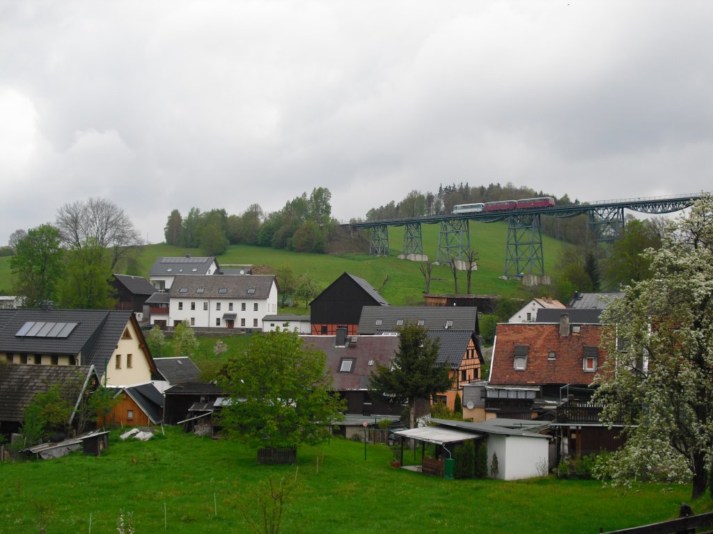 Die Erzgebirgische Aussichtsbahn (772 312-5, 972 711-0 und 171 056-5) war am 16.05.10 wieder unterwegs. Hier auf dem Markersbacherviadukt von Schlettau nach Markersbach. 