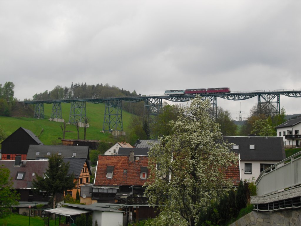 Die Erzgebirgische Aussichtsbahn (772 312-5, 972 711-0 und 171 056-5) war am 16.05.10 wieder unterwegs. Hier auf dem Markersbacherviadukt von Schlettau nach Markersbach. 