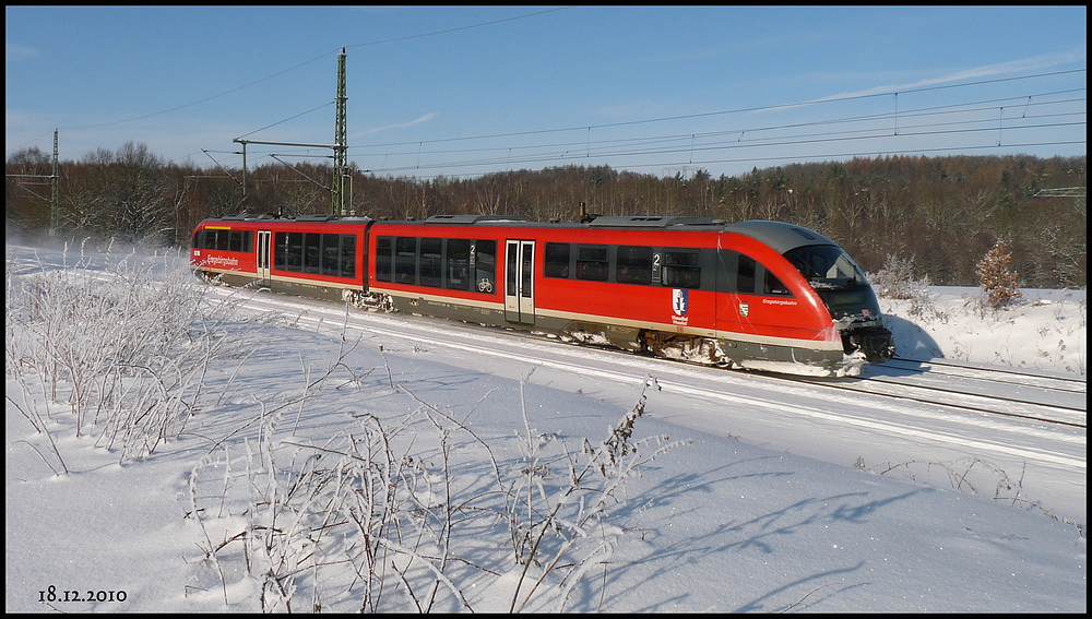 Die Erzgebirgsbahn verlsst in Flha die Sachsen-Franken-Magistrale und wendet sich dann nach Sden, entweder durch das Flhatal oder durch das Zschopautal hinauf ins Erzgebirge. Hier flitzt der Desiro  Thermalbad Wiesenbad  am 18.12.2010 zwischen Chemnitz und Niederwiesa in Richtung Zschopau - Wolkenstein - Annaberg nach Cranzahl. Einige Zge fahren sogar ber die tschechische Grenze bis Vejprty und Chomutov. 