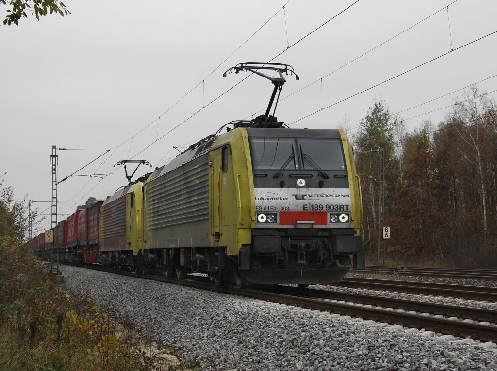 Die ES 64 F4-003 und die ES 64 F4-007 am 31.10.2009 mit dem Winner KLV-Zug unterwegs bei Haar (Mnchen).