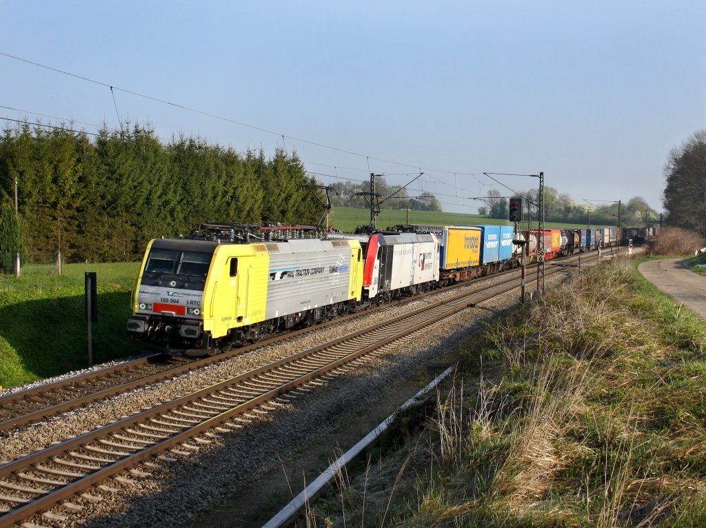 Die ES 64 F4-004 und die 185 664 an 16.04.2011 mit einem KLV-Zug unterwegs bei Vogl. 