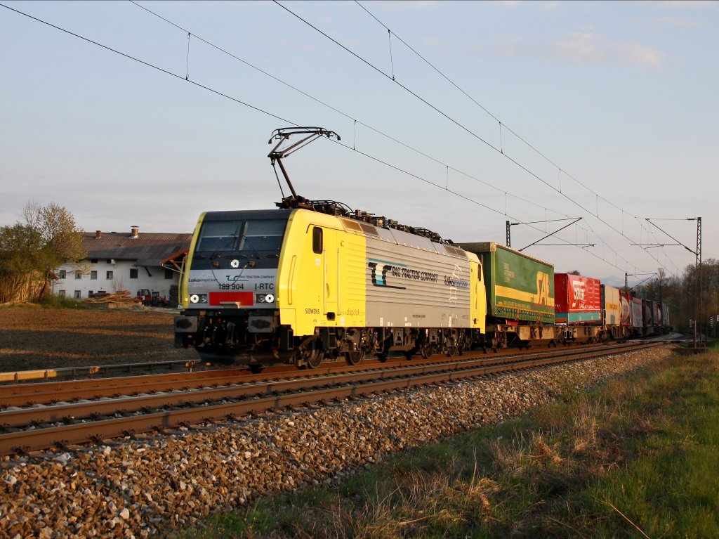 Die ES 64 F4-004 am 16.04.2011 mit einem KLV-Zug unterwegs bei Gro�karolinenfeld (B� Vogl).