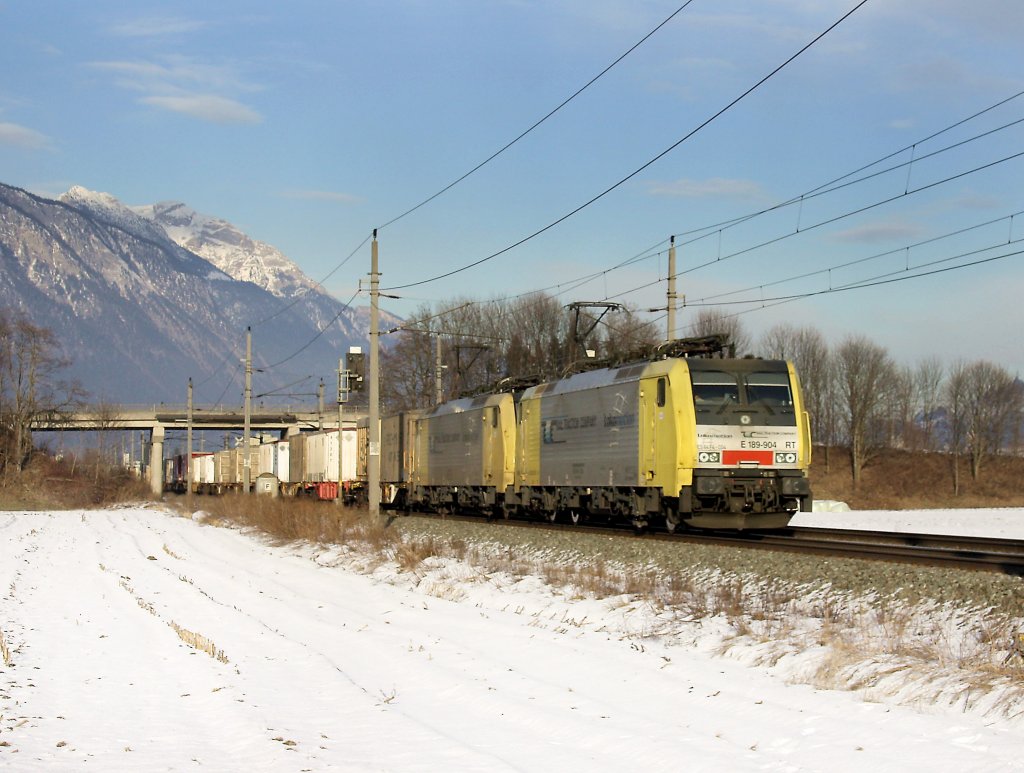 Die ES 64 F4-004 und eine Weitere am 29.01.2011 mit einem KLV-Zug unterwegs bei Schwaz. 