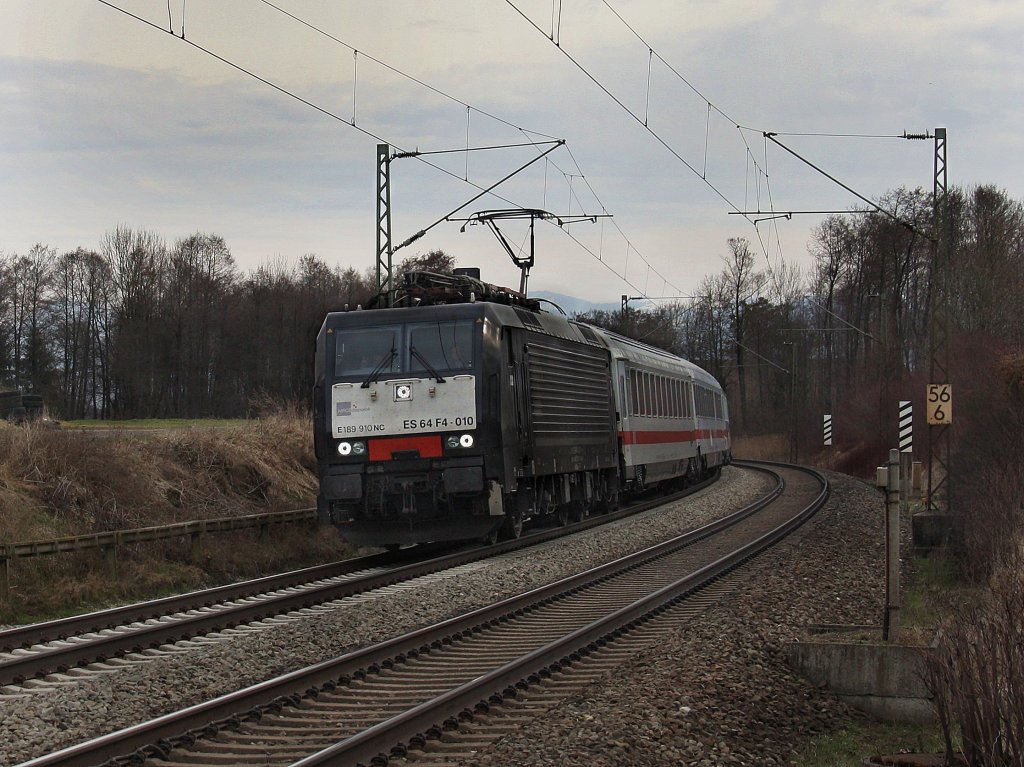 Die ES 64 F4-010 am 20.03.2010 mit einem Brenner EC unterwegs bei Grokarolinenfeld. (B Vogl)