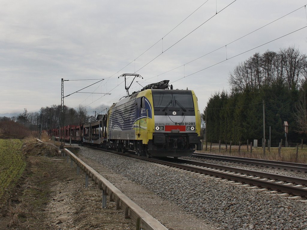 Die ES 64 F4-012 am 20.03.2010 mit einem Leeren Autozug unterwegs bei Grokarolinenfeld. (B Vogel) 