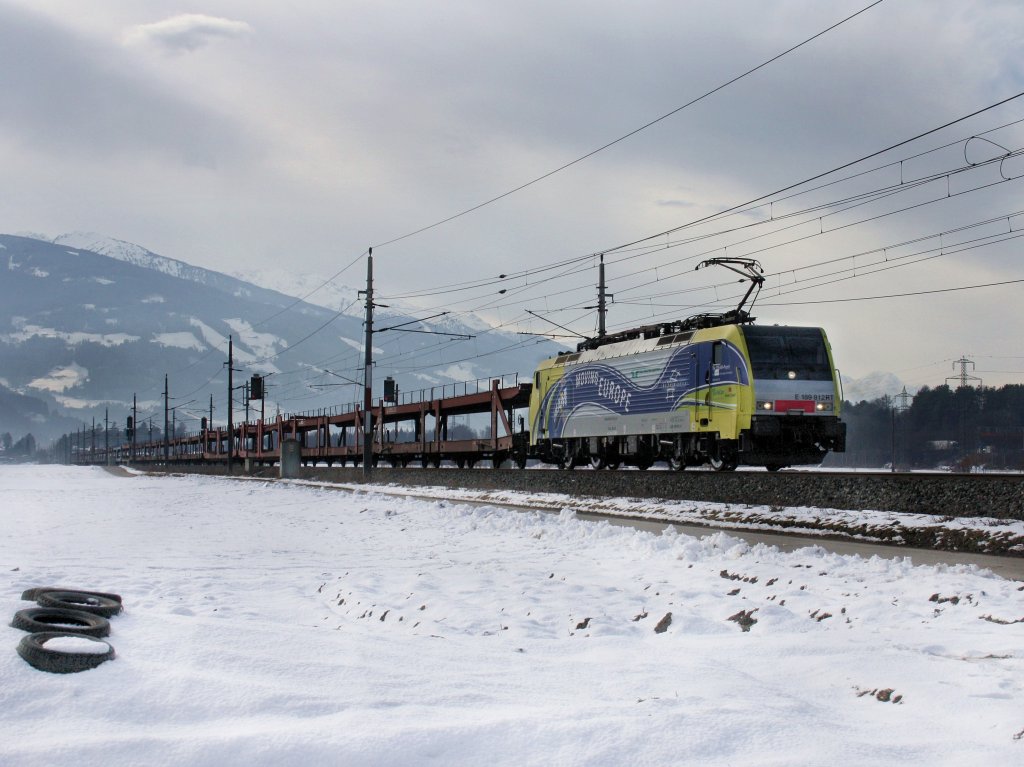 Die ES 64 F4-012 am 29.01.2011 mit einem Leeren  Autozug unterwegs bei Schwaz. 
