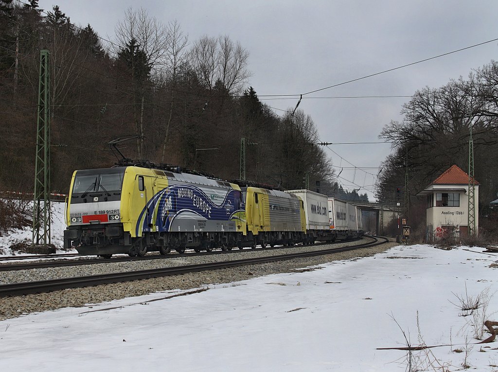 Die ES 64 F4-012 und die ES 64 F4-004 mit dem ekol KLV-Zug am 13.03.2010 bei der Durchfahrt in Aling. 