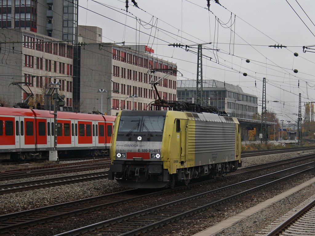 Die ES 64 F4-014 am 31.10.2009 bei der Durchfahrt am Heimeranplatz (Mnchen).
