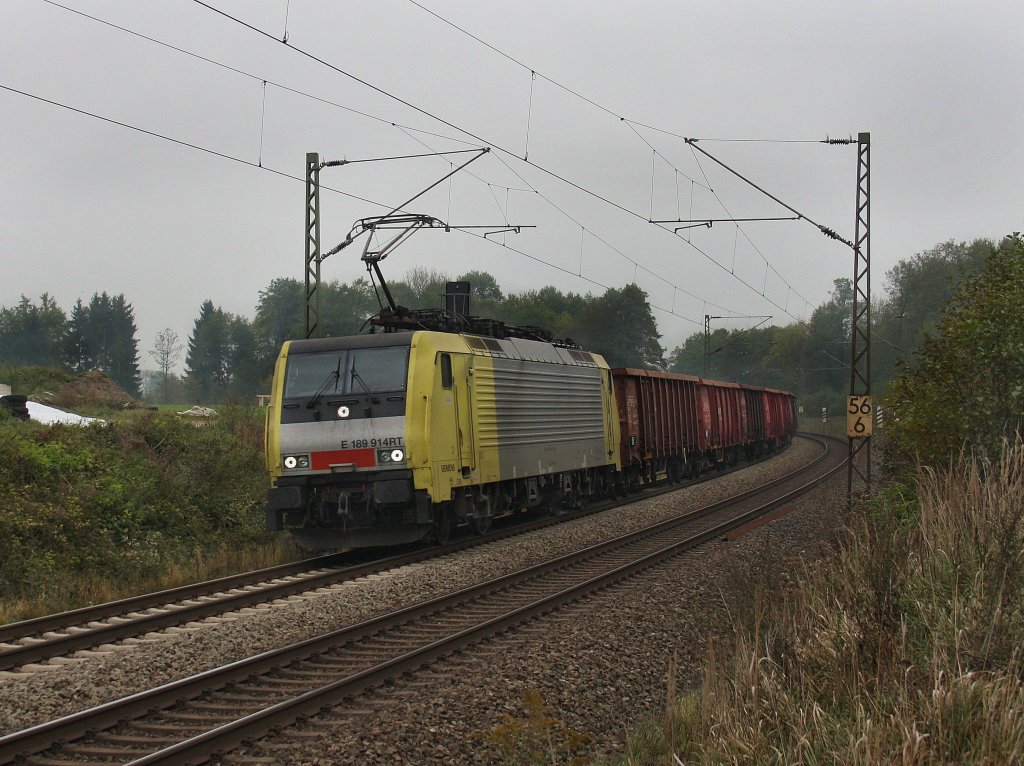 Die ES 64 F4-014 am 14.10.2010 mit einem Stahlschrottzug unterwegs bei Grokarolinenfeld. (B Vogl)