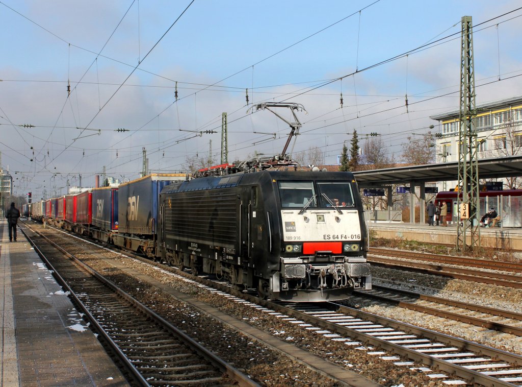 Die ES 64 F4-016 mit einem KLV-Zug am 01.12.2012 bei der Durchfahrt am Heimeranplatz (M�nchen).