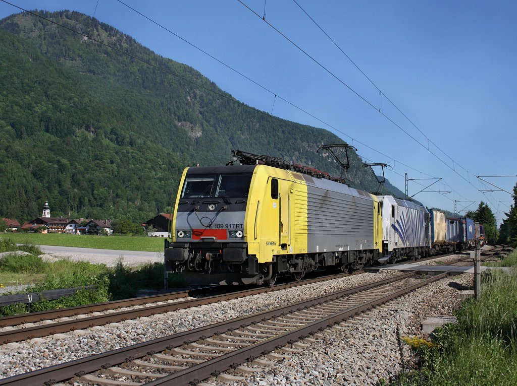 Die ES 64 F4-017 und die 185 663 am 05.06.2010 mit einem KLV-Zug unterwegs bei Niederaudorf. 