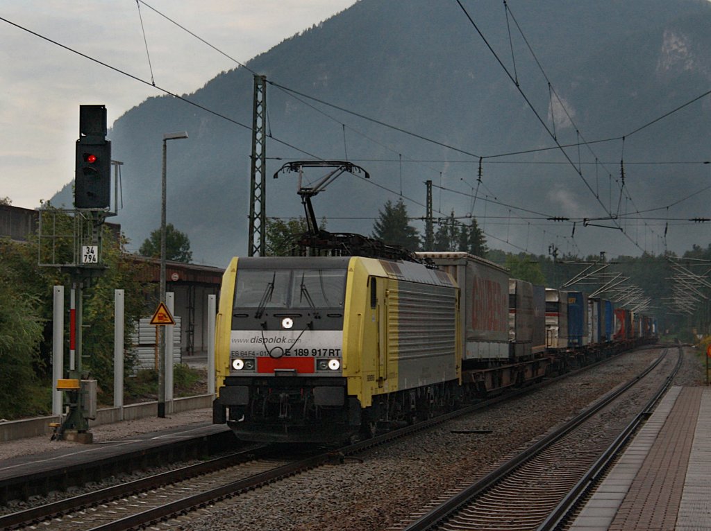 Die ES 64 F4-017 am 22.08.2009 mit einem KLV-Zug bei der Durchfahrt in Oberaudorf. 