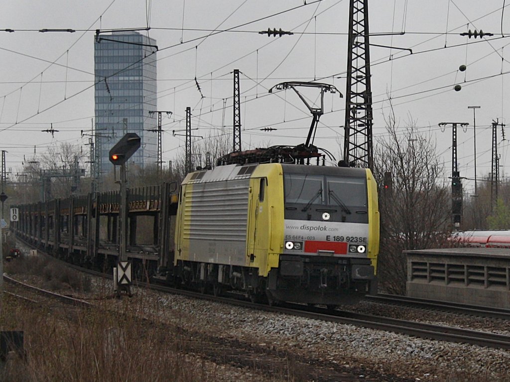 Die ES 64 F4-023 am 18.04.2010 mit einem Leeren Autozug bei der Durchfahrt am Leuchtenbergring (M�nchen).