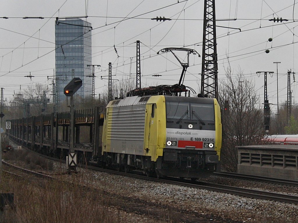 Die ES 64 F4-023 am 18.04.2010 mit einem Leeren Autozug bei der Durchfahrt am Leuchtenbergring (Mnchen).