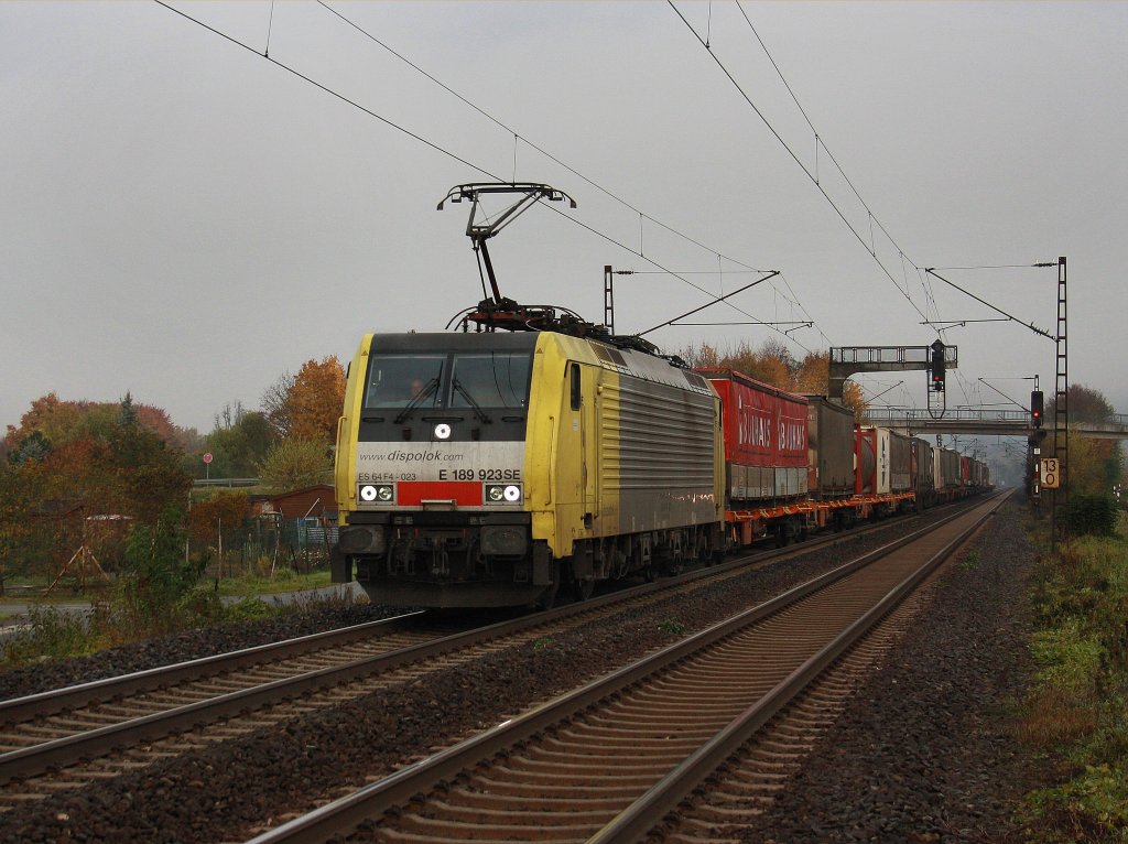 Die ES 64 F4-023 am 30.10.2010 mit einem KLV-Zug unterwegs bei Thngersheim. 