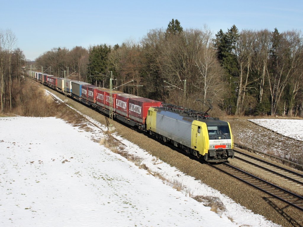 Die ES 64 F4-023 am 06.02.2011 mit einem KLV-Zug unterwegs bei Gutmart. 