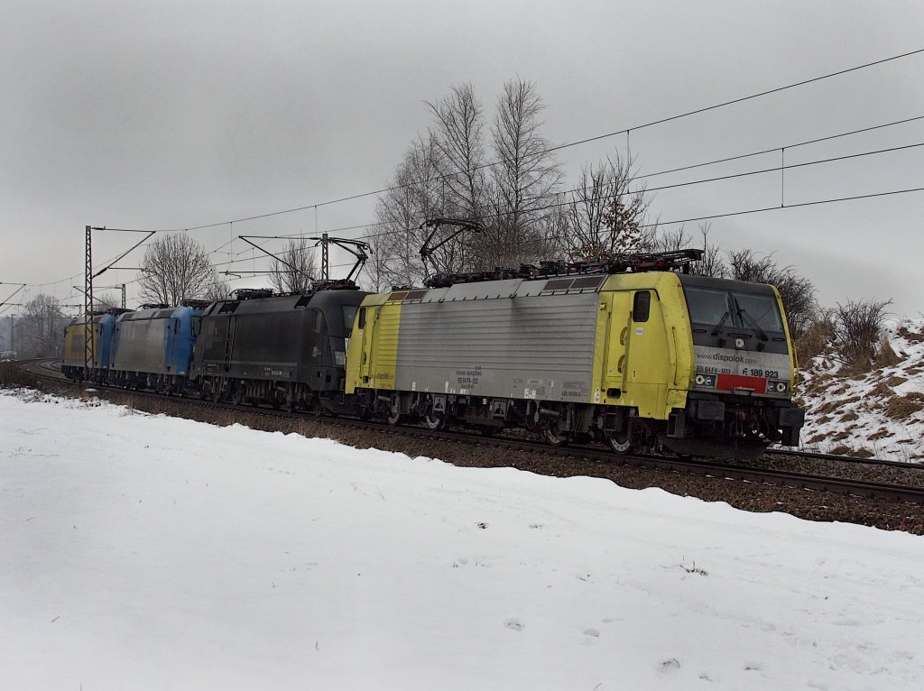 Die ES 64 F4-023 fhrte am 16.01.2010 den TXL Lokzug an der gefolgt wird von der ES 64 U2-098, der 185 514 und der 185 518. (Ostermnchen) 