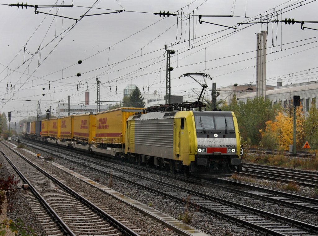Die ES 64 F4-024 mit einem KLV-Zug am 17.10.2010 bei der Durchfahrt am Heimeranplatz (Mnchen).
