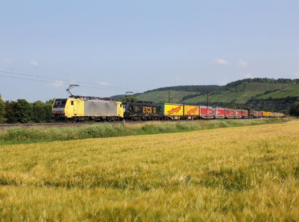 Die ES 64 F4-026 und die ES 64 F4-115 mit einem KLV-Zug am 06.07.2013 unterwegs bei Himmelstadt.