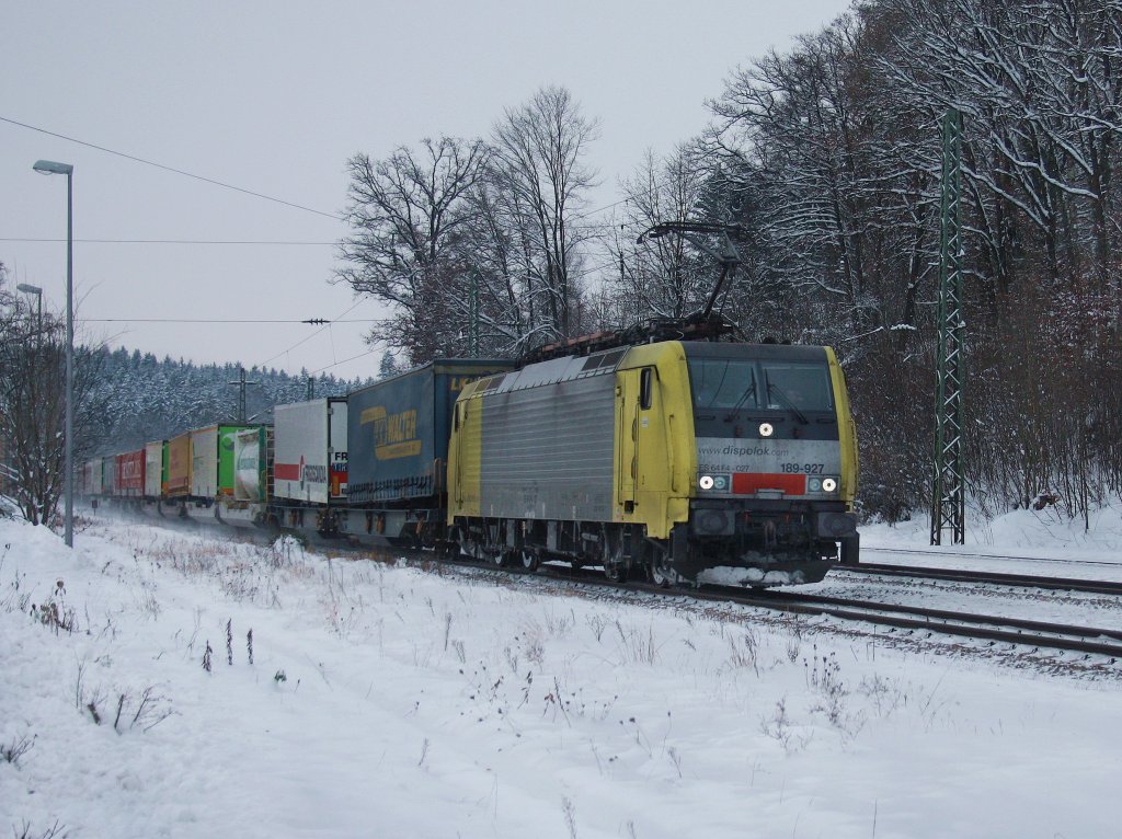 Die ES 64 F4-027 am 04.12.2010 mit einem KLV-Zug bei der Durchfahrt in Aling. 