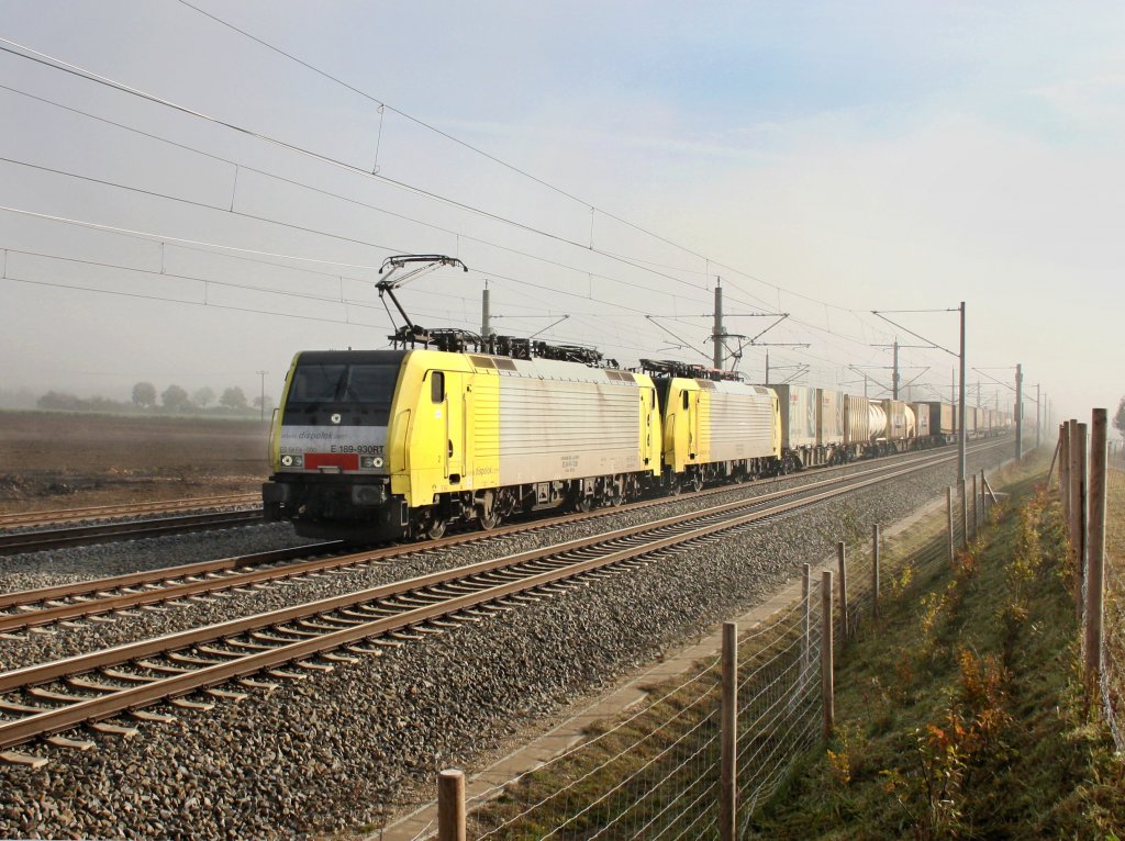 Die ES 64 F4-030 und die ES 64 F4-026 am 29.10.2011 mit einem KLV-Zug unterwegs bei Hattenhofen. 
