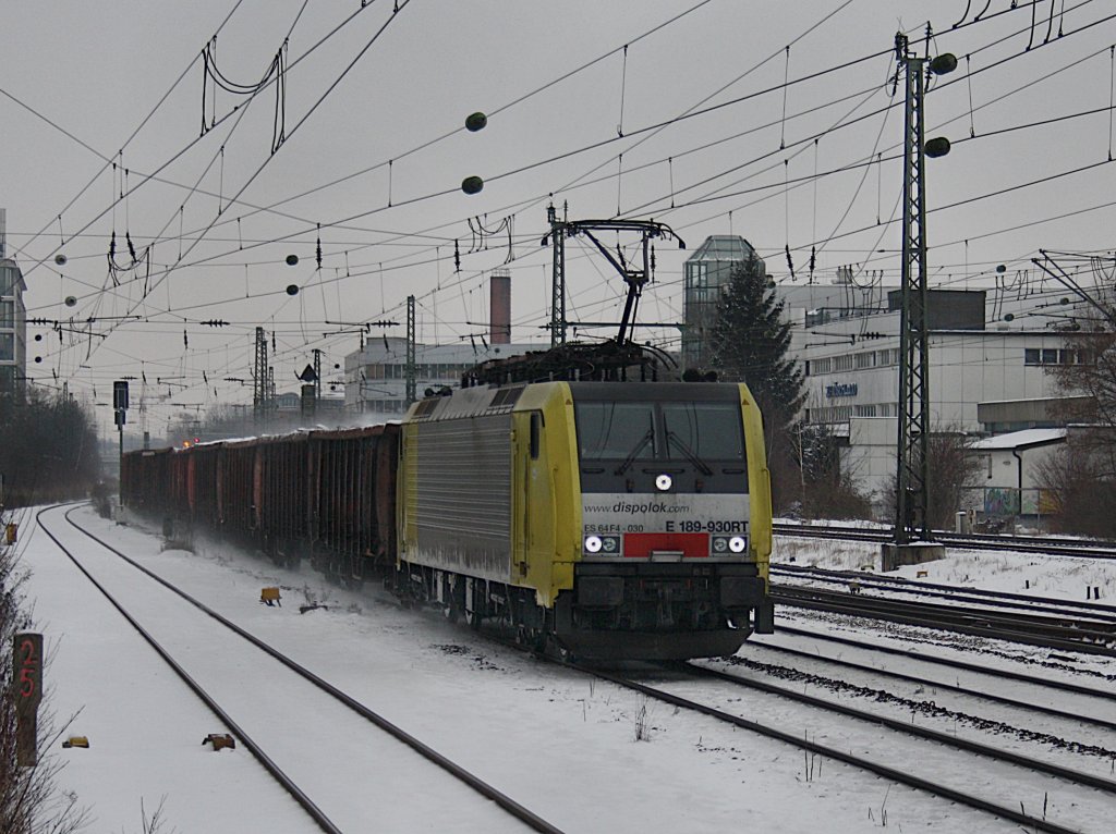 Die ES 64 F4-030 mit einem Stahlschrottzug am 14.02.2010 bei der Durchfahrt am Heimeranplatz. (Mnchen)