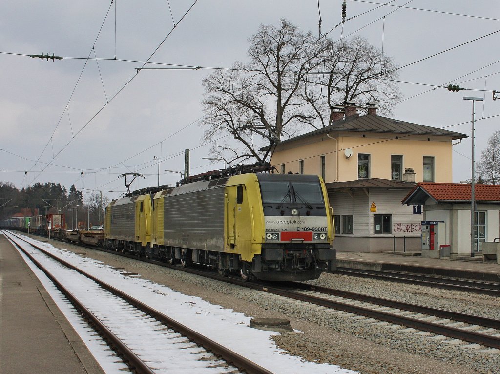 Die ES 64 F4-030 und eine Weitere am 13.03.2010 mit einem KLV-Zug bei der Durchfahrt in Aling. 