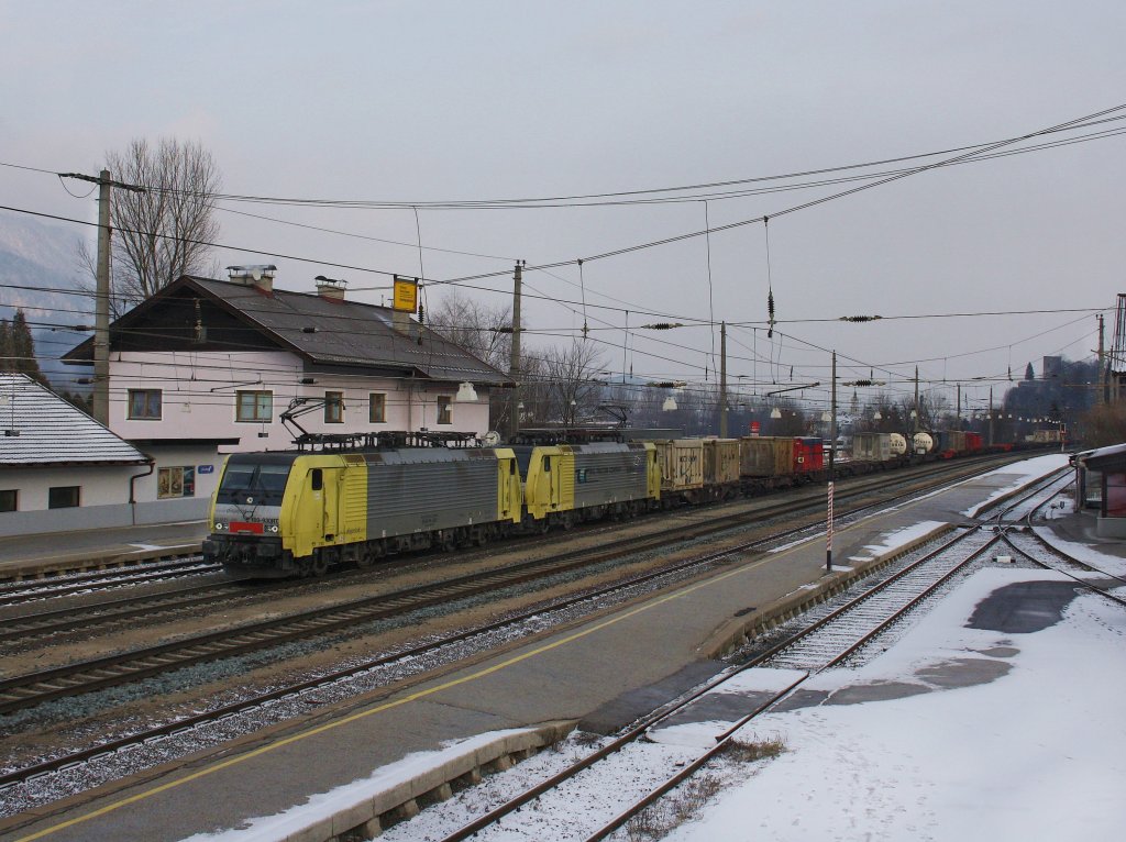 Die ES 64 F4-030 und eine Weitere am 19.12.2009 mit einem KLV-Zug bei der Durchfahrt in Brixlegg. 