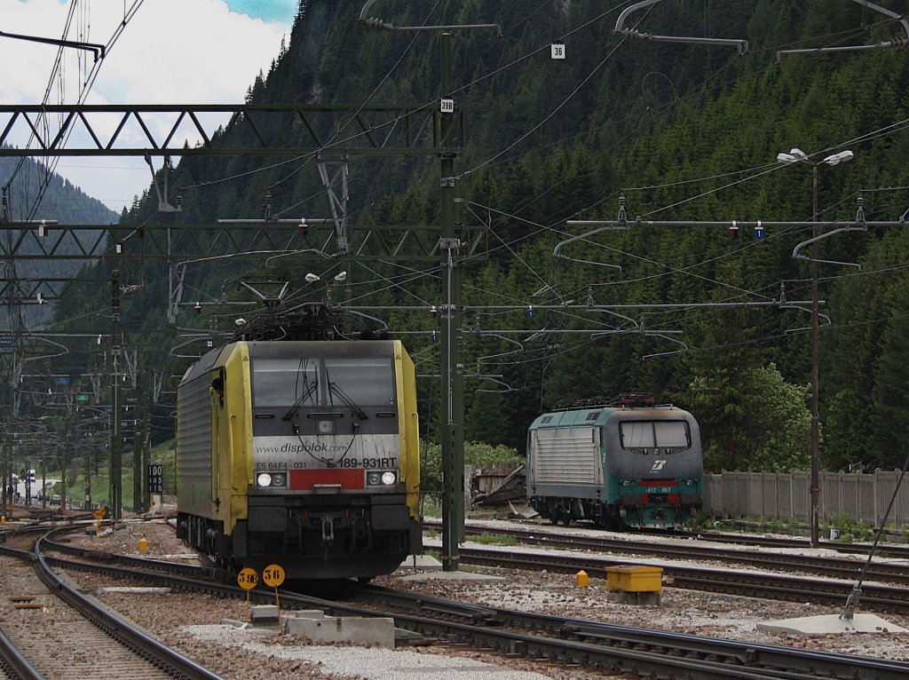 Die ES 64 F4-031 und die E 412 007 am 11.06.2009 im Bahnhof Brenner. 