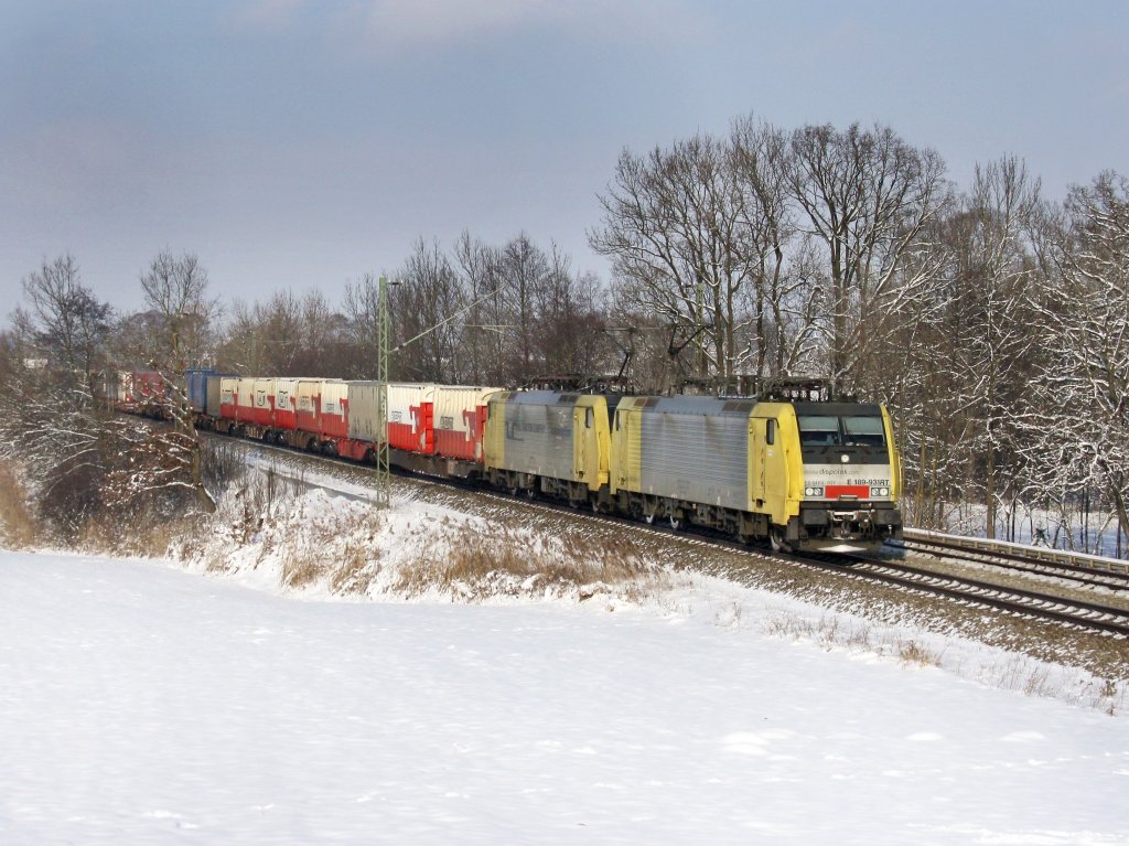 Die ES 64 F4-031 und die ES 64 F4-003 am 04.12.2010 mit einem KLV-Zug unterwegs bei Hilperting. 