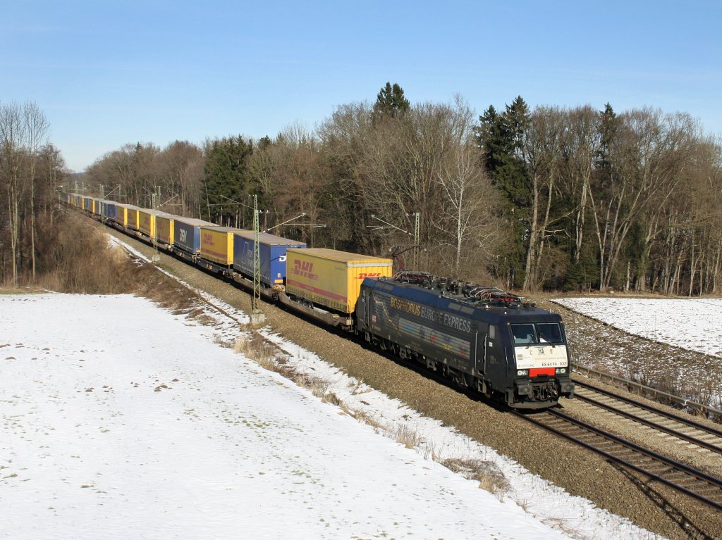 Die ES 64 F4-032 am 06.02.2011 mit dem DHL KLV-Zug unterwegs bei Gutmart. 