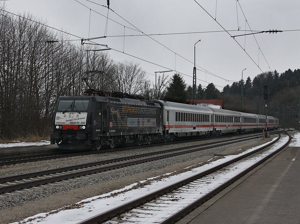 Die ES 64 F4-032 Bosporus Express mit einem Brenner EC am 13.03.2010 bei der Durchfahrt in Aling. 