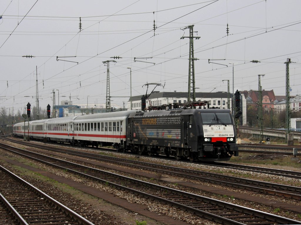 Die ES 64 F4-032 mit einem Brenner EC am 18.04.2010 bei der Einfahrt in Mnchen Ost. 