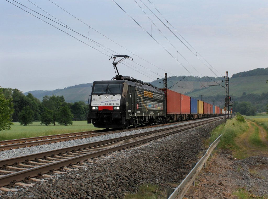 Die ES 64 F4-032 mit einem Containerzug am 02.06.2012 unterwegs bei Himmelstadt.