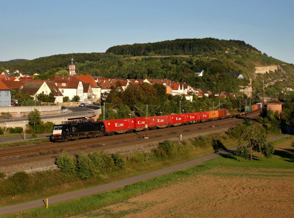 Die ES 64 F4-034 mit einem Containerzug am 20.08.2011 bei der Durchfahrt in Retzbach-Zellingen.