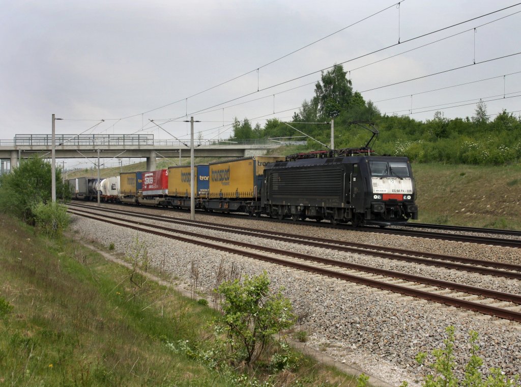 Die ES 64 F4-036 mit einem KLV-Zug am 28.04.2011 unterwegs bei Hebertshausen.