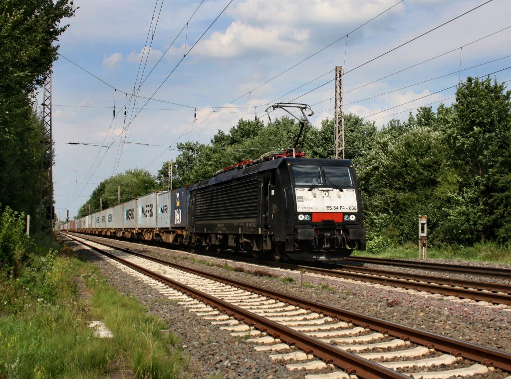 Die ES 64 F4-036 mit einem Containerzug am 10.08.2010 unterwegs bei Drverden.