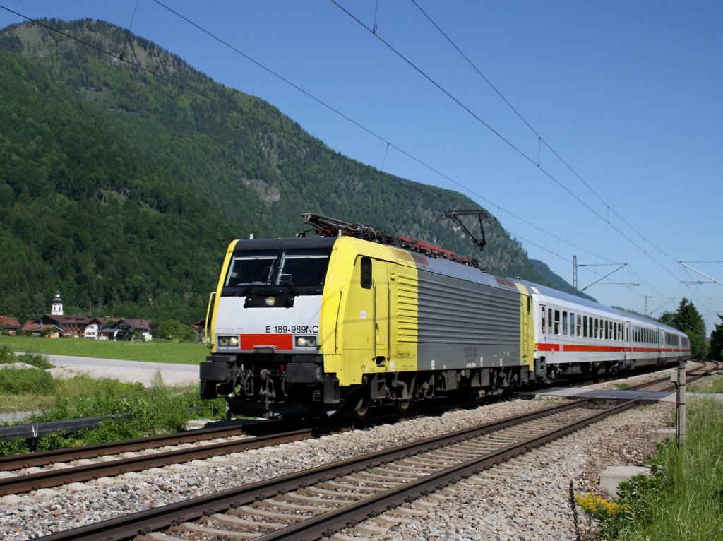 Die ES 64 F4-089 mit einem Brenner EC am 05.06.2010 unterwegs bei Niederaudorf.  
